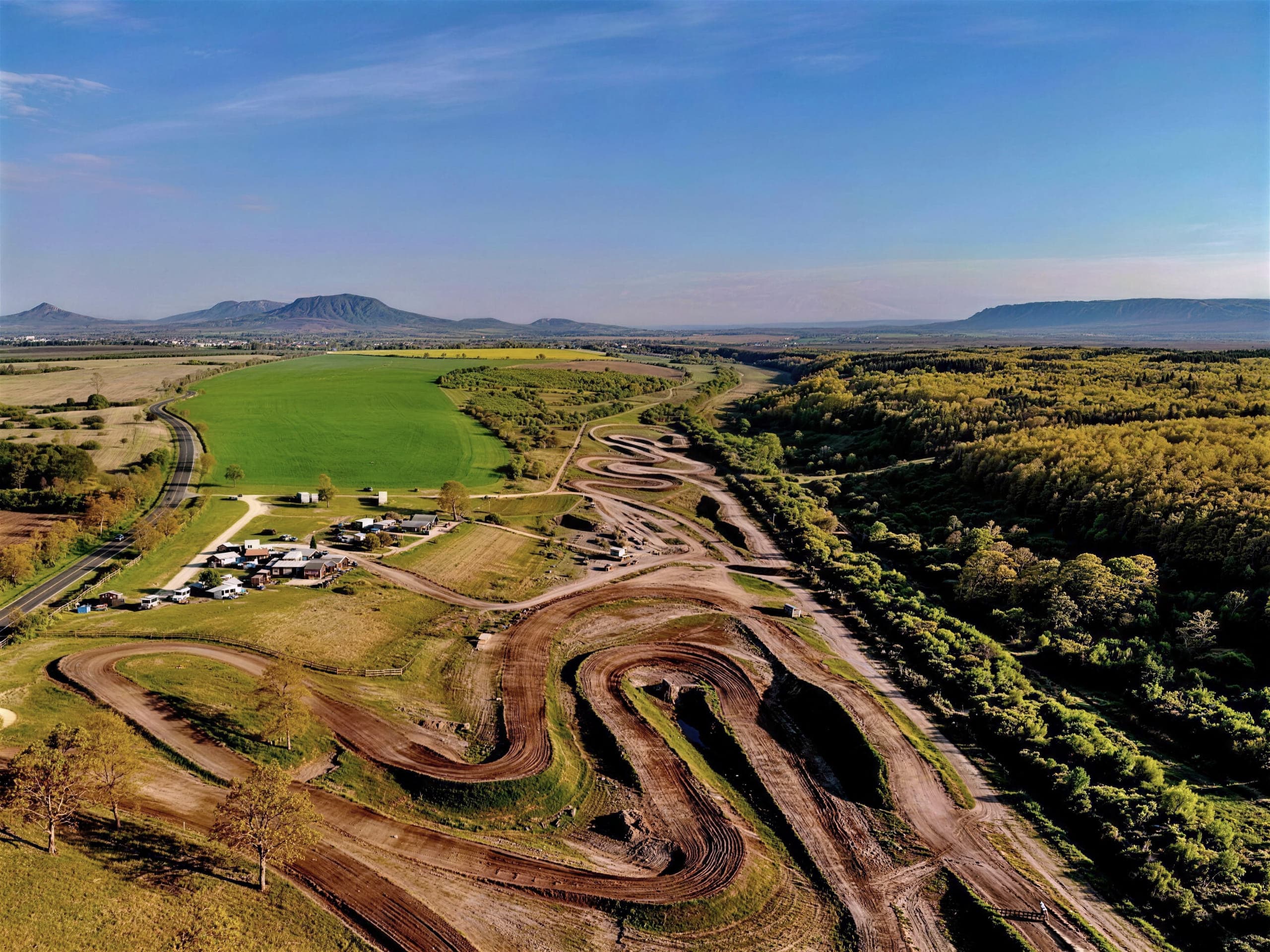 Luftaufnahme des Tals mit den Vulkankegeln des Balaton-Oberlands am Horizont